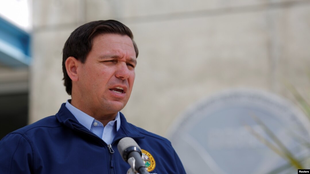 ARCHIVO - El gobernador de Florida, Ron DeSantis, habla con los medios de comunicación cuando el huracán Dorian se acerca al estado, en el Centro Nacional de Huracanes de Miami, el 29 de agosto de 2019.