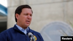 ARCHIVO - El gobernador de Florida, Ron DeSantis, habla con los medios de comunicación cuando el huracán Dorian se acerca al estado, en el Centro Nacional de Huracanes de Miami, el 29 de agosto de 2019.