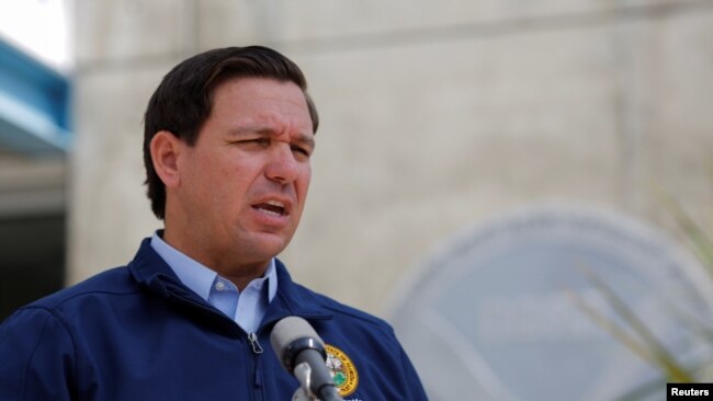 ARCHIVO - El gobernador de Florida, Ron DeSantis, habla con los medios de comunicación cuando el huracán Dorian se acerca al estado, en el Centro Nacional de Huracanes de Miami, el 29 de agosto de 2019.