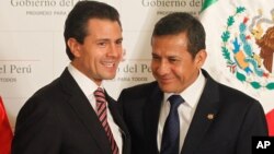 Los presidentes Enrique Peña Nieto y Ollanta Humala, posan en el palacio de gobierno en Lima. Hoy estarán presentes en la inauguración del Foro Económico Mundial. 