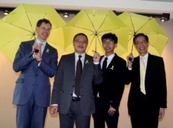 FILE - Joshua Wong (3rd-L) stands with, from left, Mark Lagon, then-president of Freedom House; Benny Tai, law professor in Hong Kong; and Martin Lee, founder of the Hong Kong Democratic Party, at a 2015 event in Washington. (Courtesy Freedom House)