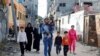 Una familia palestina regresa a su casa en la Franja de Gaza el 14 de mayo de 2023, después de una tregua acordada entre Israel y la Yijad Islámica.
