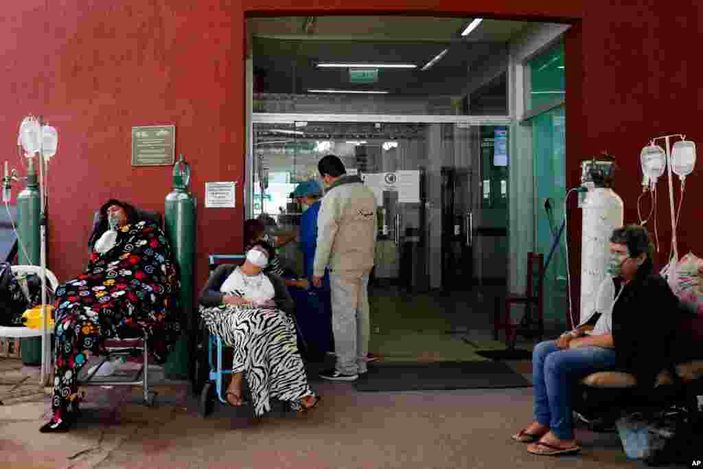 بیماران مبتلا به کرونا در قسمت بیرونی یک بیمارستان به انتظار تخت خالی، در شهری در پاراگوئه