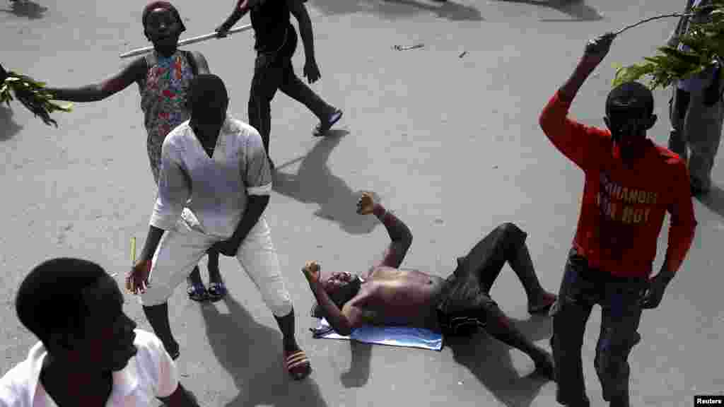 La foule célèbre après l&rsquo;annonce de la destitution du président Pierre Nkurunziza par un haut gradé de l&rsquo;armée à Bujumbura, au Burundi le 13 mai 2015.