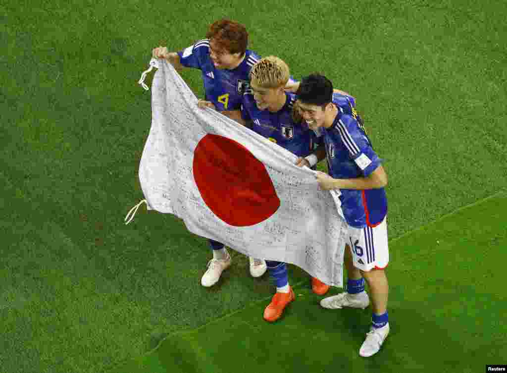 Kou Itakura, Ritsu Doan y Takehiro Tomiyasu de Japón celebran después de clasificarse para las etapas eliminatorias, al vencer a España 2-0