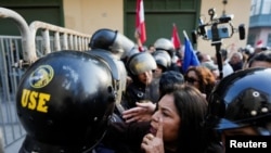 Un manifestante discute con un oficial de policía durante una protesta contra el gobierno del presidente de Perú, Pedro Castillo, en Lima, Perú, el 15 de octubre de 2022.