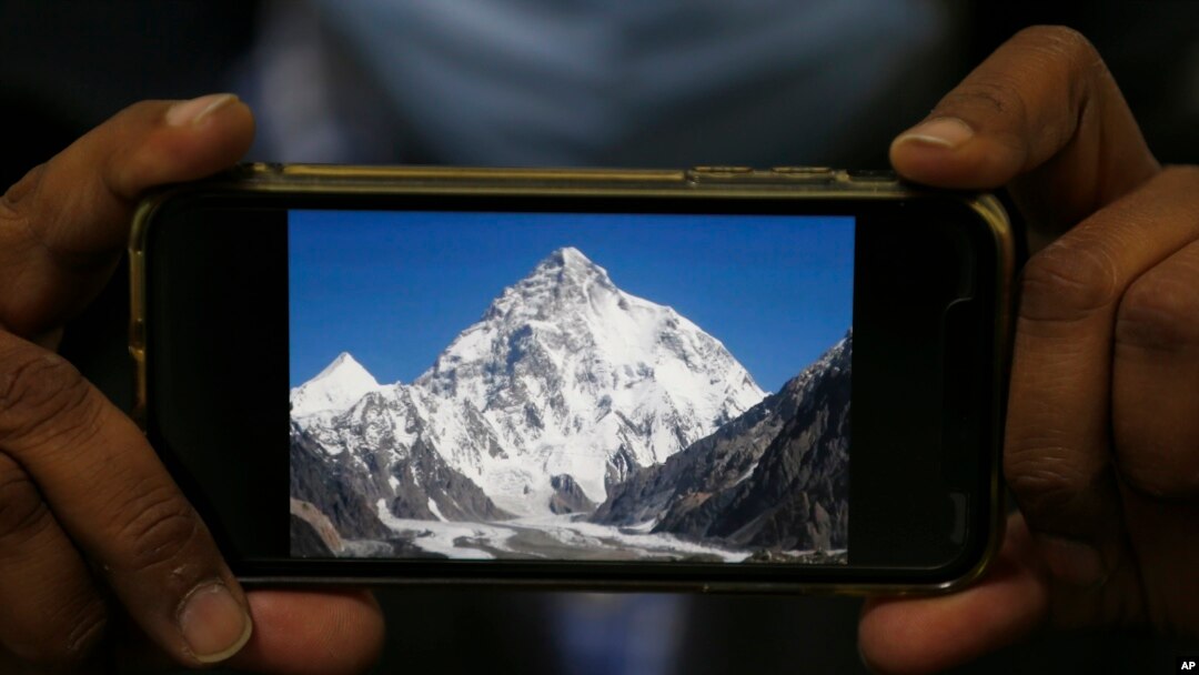 Ilustrasi - Foto K2, gunung tertinggi kedua di dunia, ditampilkan di layar sebuah ponsel di Islamabad, Pakistan, 9 Februari 2021.(AP Photo/Anjum Naveed)