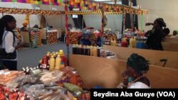 Les exposants de la région de Ziguinchor, le 25 décembre 2017. (VOA/Seydina Aba Gueye)