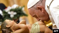 Le pape François le 24 décembre 2019, à la Basilique Saint Pierre de Rome. (Phot: Alberto PIZZOLI / AFP)