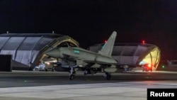 Avioni RAF Typhoon vraćaju se u RAF Akrotiri nakon što su pogodili vojne ciljeve u Jemenu tokom koalicione operacije koju predvode SAD, usmjerene protiv Huta.