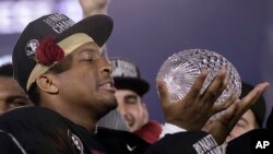 Jameis Winston muestra el trofeo de los entrenadores, ganado por Florida State.