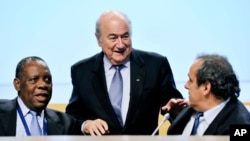 Issa Hayatou, hagu, da Sepp Blatter, tsakiya da Michel Platini, dama (AP)