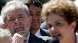 Lula da Silva ouvindo Dilma Rousseff à saída do Palácio do Planalto