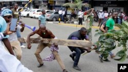 肯尼亞反對派的支持者在選舉委員會外抗議