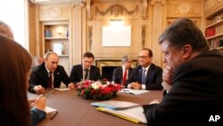 پترو پوروشنکو، رئیس جمهوری اوکراین (راست) در حال گوش دادن به سخنان ولادیمیر پوتین در نشست رهبران اروپا و آسیا - میلان، ۲۵ مهر 