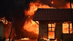 Sebuah rumah hangus terbakar dalam kebakaran yang melanda wilayah Pacific Palisades, California, pada 8 Januari 2025. (Foto: AFP/Agustin Paullier)