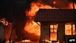 Sebuah rumah hangus terbakar dalam kebakaran yang melanda wilayah Pacific Palisades, California, pada 8 Januari 2025. (Foto: AFP/Agustin Paullier)