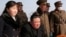 Lãnh tụ Triều Tiên Kim Jong Un theo dõi một cuộc bắn tên lửa (ảnh tư liệu).