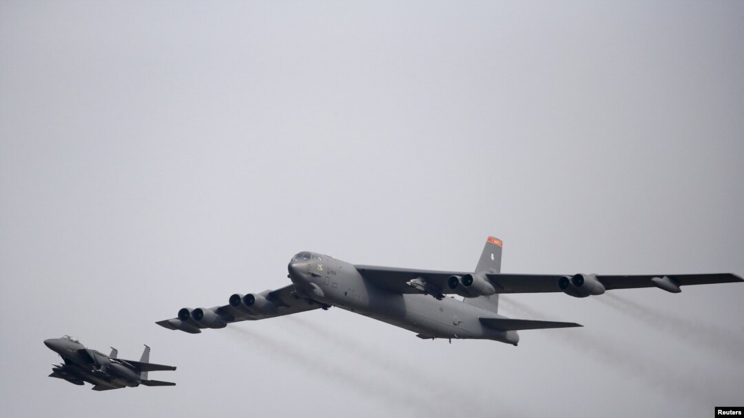 Pesawat AS Air Force B-52 (kanan) terbang di atas Pangkalan Udara Osan di Pyeongtaek, Korea Selatan, 10 Januari 2016. 
