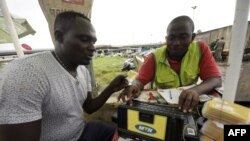 Un fournisseur de services MTN tente d'enregistrer la carte SIM d'un client à Lagos, le 27 octobre 2015.