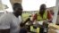 Un fournisseur de services MTN tente d'enregistrer la carte SIM d'un client à Lagos, le 27 octobre 2015.