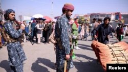 طالبان فورس کے ارکان کابل میں مظاہرین کو آگے بڑھنے سے روک رہے ہیں۔ 5 ستمبر 2021