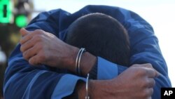 Seorang pria di Iran yang terbukti bersalah dalam kasus pemerkosaan, mendapatkan hukuman cambuk di depan publik di Sabzevar, Iran, pada 16 Januari 2013. (Foto: AP/Hossein Esmaeli)