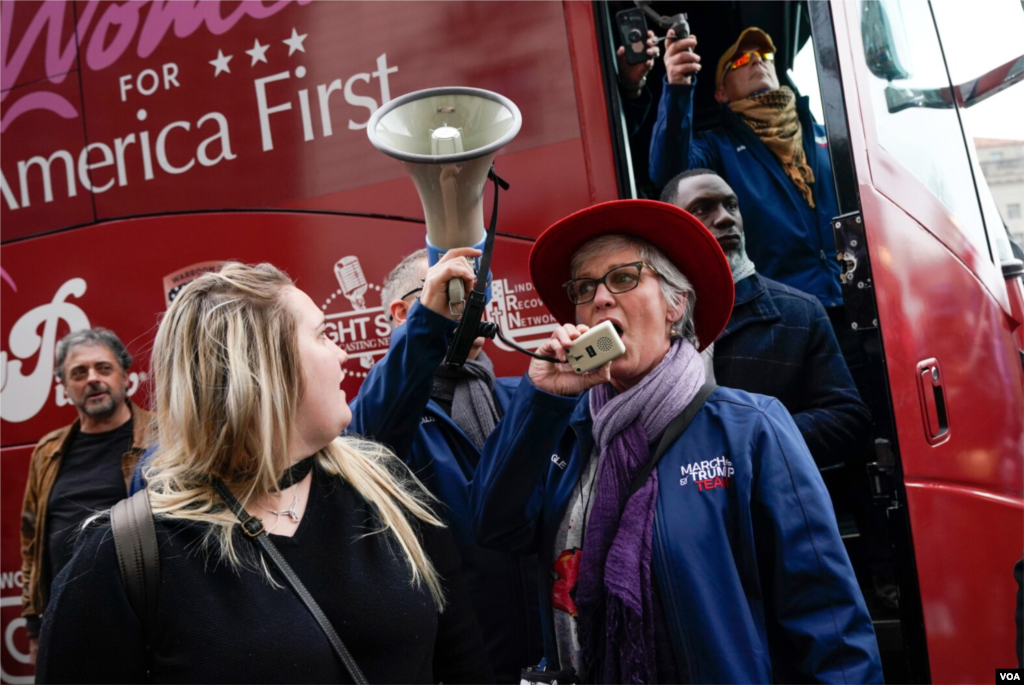 Personas asisten a una manifestaci&#243;n en Freedom Plaza, el 5 de enero de 2021, en Washington, en apoyo del presidente Donald Trump.