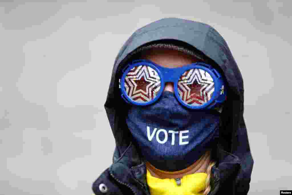 Cesia Kearns con gafas y una m&#225;scara facial se ve fuera de un lugar de votaci&#243;n en el CenturyLink Field Event Center el d&#237;a de las elecciones, en Seattle, Washington.