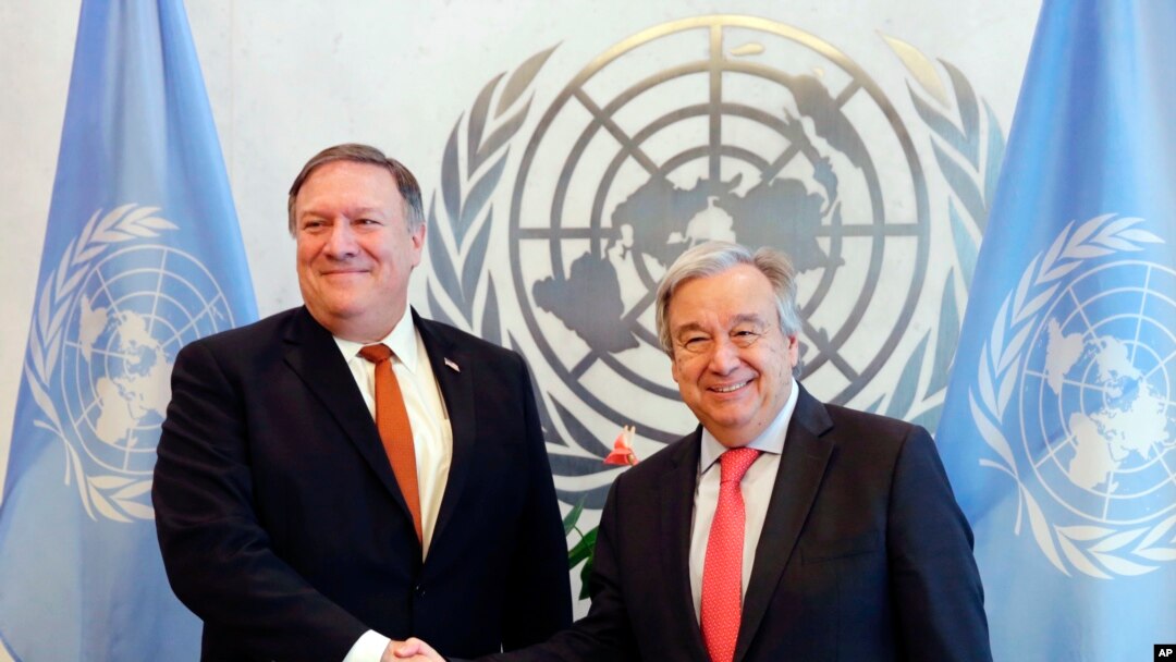 Menteri Luar Negeri AS Mike Pompeo (kiri) dan Sekjen PBB Antonio Guterres berjabat tangan sebelum pertemuan di markas PBB, 20 Juli 2018.