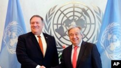 Menteri Luar Negeri AS Mike Pompeo (kiri) dan Sekjen PBB Antonio Guterres berjabat tangan sebelum pertemuan di markas PBB, 20 Juli 2018.