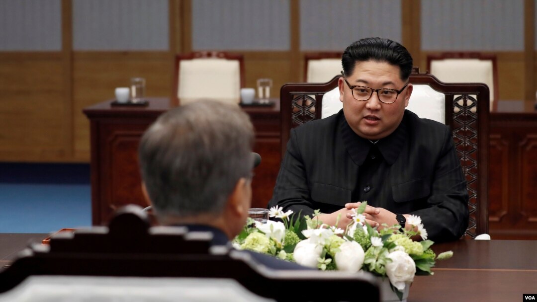 Lãnh tụ Bắc Triều Tiên Kim Jong Un và Tổng thống Hàn Quốc Moon Jae-in trong cuộc họp thượng đỉnh tại biên giới hai nước hôm 27/4/2018.
