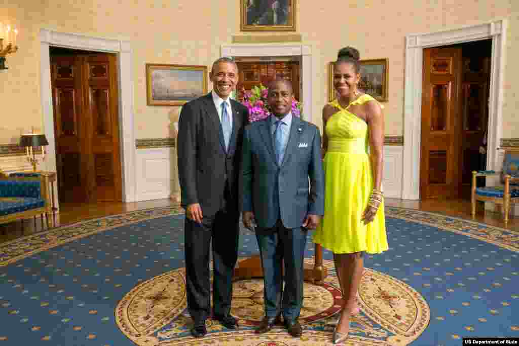 Presidente Barack Obama e Primeira-dama Michelle Obama com Gabriel Arcanjo Ferreira da Costa, Primeiro ministro da República Democrática de São Tomé and Príncipe. Casa Branca, Agosto 5, 2014