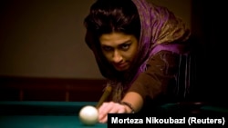 Une iranienne jouant au billard au Maryam Bowling sur l'île de Kish dans le golfe Persique, le 13 décembre 2007.