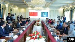 31 Temmuz 2023 - Pakistan Başbakanı Şahbaz Şerif, Çin Başbakan Yardımcısı He Lifeng ile Pekin’in dev ekonomi projesi Kuşak ve Yol Girişimi kapsamındaki Çin-Pakistan Ekonomi Koridoru anlaşmasının onuncu yıldönümü için İslamabad’da biraraya geldi.