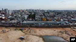 Una parte del río Negro está seca en el puerto de Manaos, estado de Amazonas, Brasil, el viernes 4 de octubre de 2024, en medio de una grave sequía.