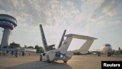 Prototipe mobil terbang "AirCar" yang dikembangkan perusahaan Klein Vision tampak di bandara Bratislava, Slowakia (Foto: Reuters). 