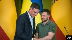 Los presidentes de España, Pedro Sánchez, a la izquierda, y Ucrania, Volodymyr Zelenskyy, se saludan durante la visita del mandatario español a Kiev, el 1 de julio de 2023.