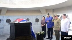 El presidente de Venezuela, Nicolás Maduro y su esposa Cilia Flores, acompañados del presidente cubano Raúl Castro y el canciller de Cuba Bruno Rodríguez, rinden homenaje al héroe José Martí y al fallecido gobernante cubano Fidel Castro. Foto: Cancillería Cuba.