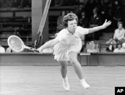 Tenis efsanesi Amerikalı Billie Jean King Wimbledon'da 1965 yılında mücadele ederken