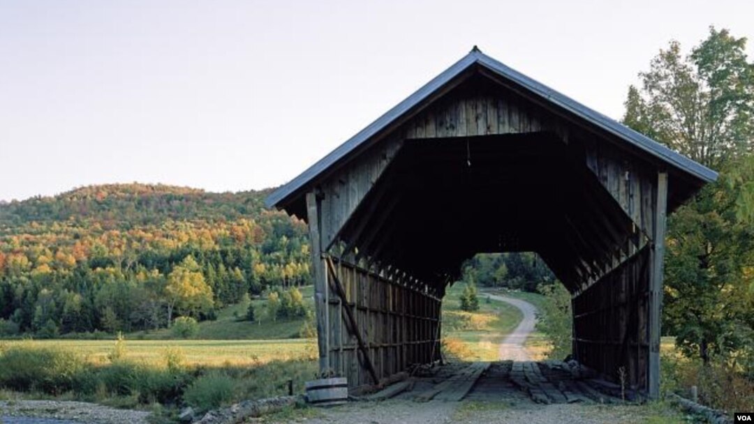 Sắc thu tô điểm cho vẻ cổ kính của một cây cầu nhỏ có mái che ở Vermont