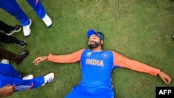 بھارتی ٹیم کے کپتان روہیت شرما، اپنی ٹیم کی کامیابی کے بعد۔ فوٹو اے پی
