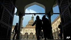 Warga berdatangan ke masjid al-Azhar di Kairo, Mesir, untuk shalat Jumat. (Foto: Dok)