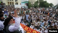 Khadim Hussain Rizvi, pemimpin partai politik Islam Tehreek-e-Labbaik Pakistan (TLP), berbicara di depan para pendukungnya di di Lahore, Pakistan, 9 Agustus 2019.