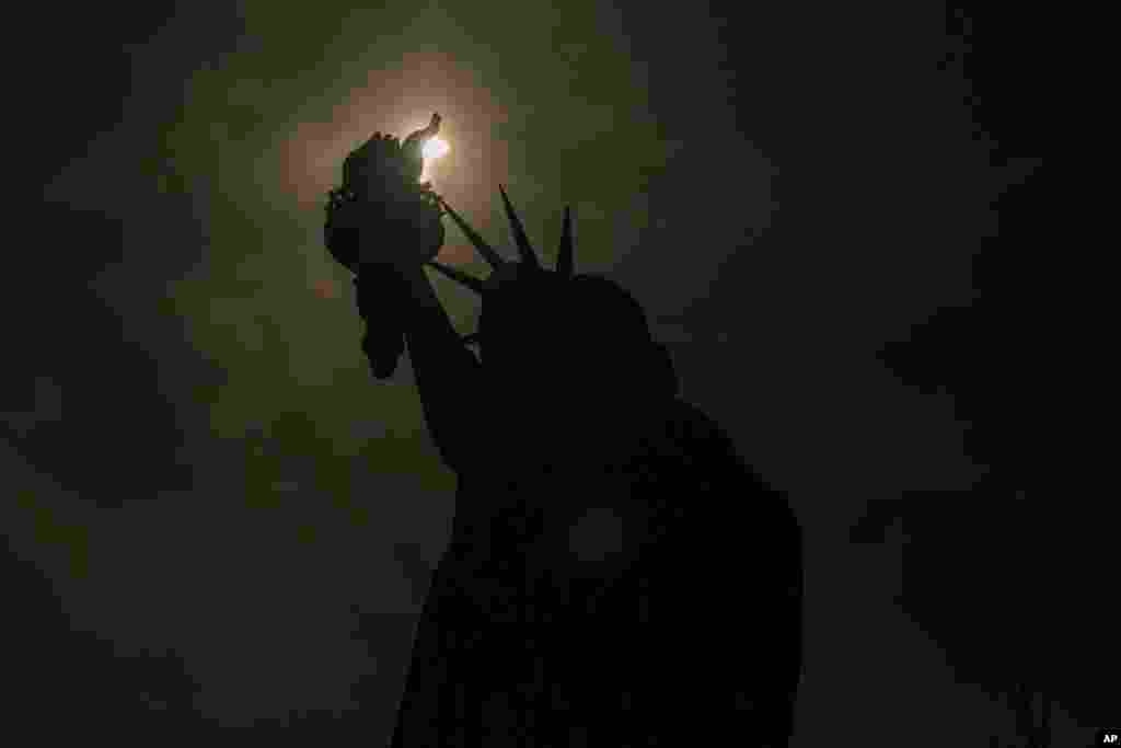 خورشیدگرفتگی ۲۰ فروردین در بنای مجسمه آزادی، ایالت نیویورک آمریکا&nbsp;