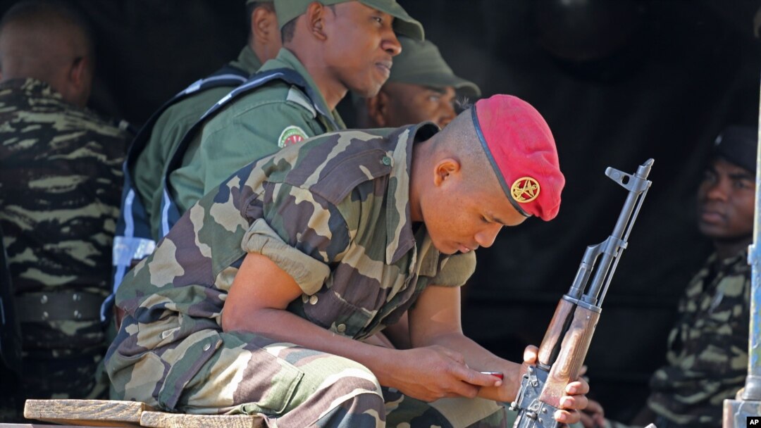 Abasirikare bariko bubahiriza umutekano hanze y'ikibanza c'ugutoreramwo muri Madagascar. 