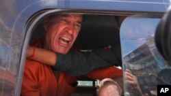 Sutradara film Australia, James Ricketson memberik keterangan kepada wartawan dari dalam mobil van untuk tahanan di luar Pengadilan Kota Phnom Penh, di Phnom Penh, Kamboja, 31 Agustus 2018.