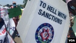 Des manifestants se rassemblent devant l'ambassade des États-Unis à Harare, au Zimbabwe, le 25 octobre 2021, appelant à la levée des sanctions occidentales imposées au pays il y a près de 20 ans. (Columbus Mavhunga/VOA)