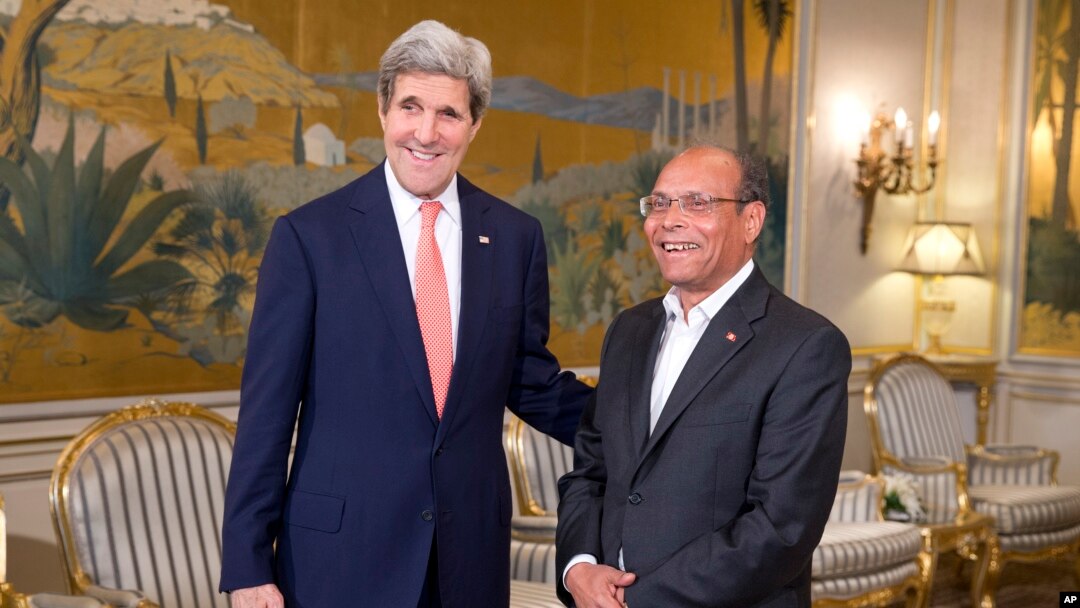 AQSh davlat kotibi Jon Kerri (chapda) va Tunis prezidenti Muhammad Monsef Marzukiy, Tunis, 18-fevral, 2014-yil