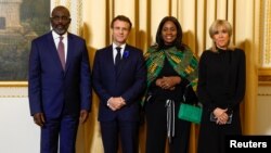 Rais Emmanuel Macron na mkewe Brigitte wanawpokea Rais wa Liberia George Weah na mkewe Clar Weah.